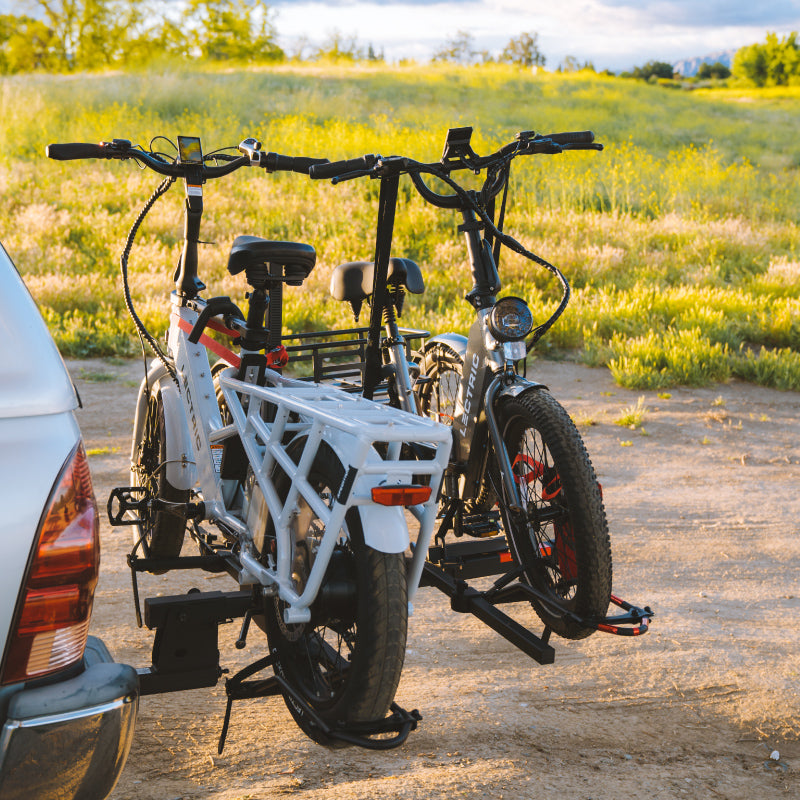 Lectric XP Trike et Lectric Xpedition sur un porte-vélos attaché à un VUS