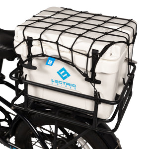 Filet de cargaison qui couvre le refroidisseur rigide dans le panier de chargement sur le porte-bagages arrière du vélo électrique 