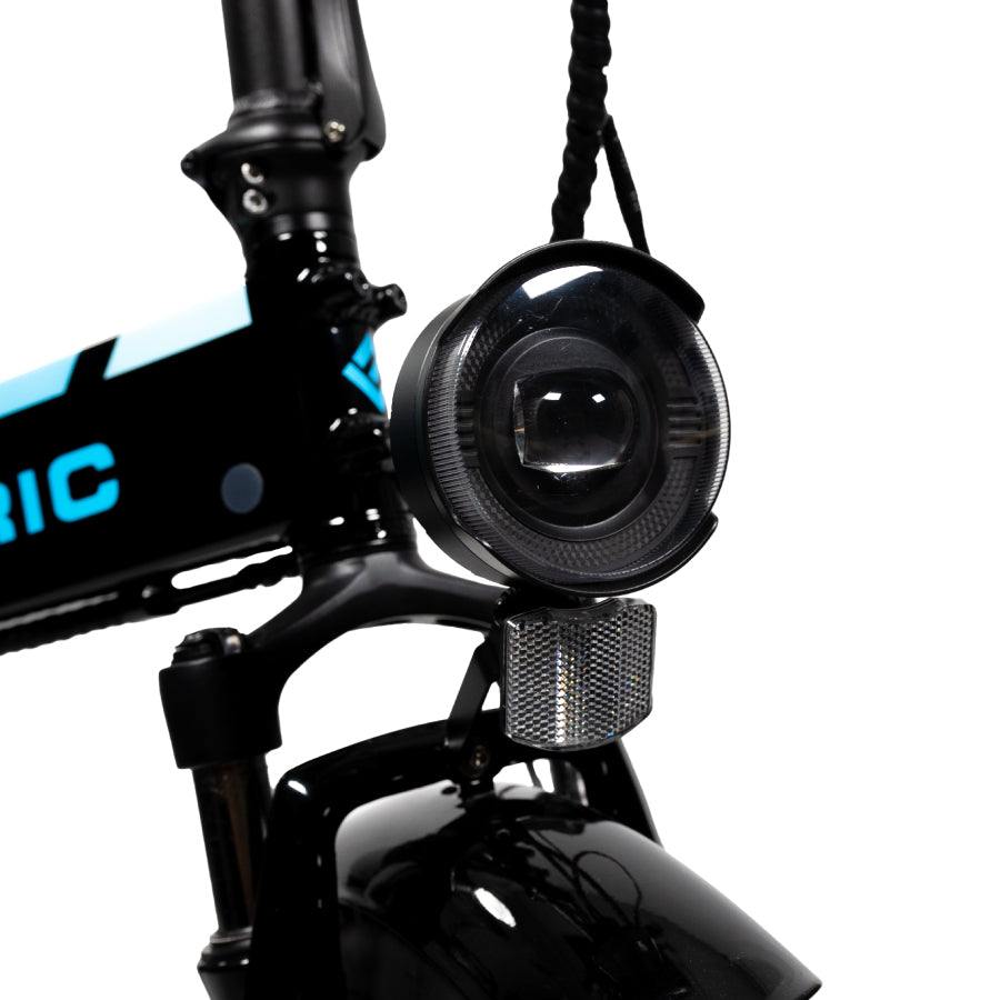Gros plan sur le phare haut de gamme installé sur un vélo électrique Lectric, éteint