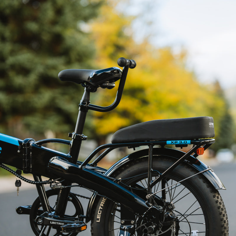GROS PLAN SUR LE VÉLO ÉLECTRIQUE REAR 3.0 XP NOIR AVEC KIT PASSAGER